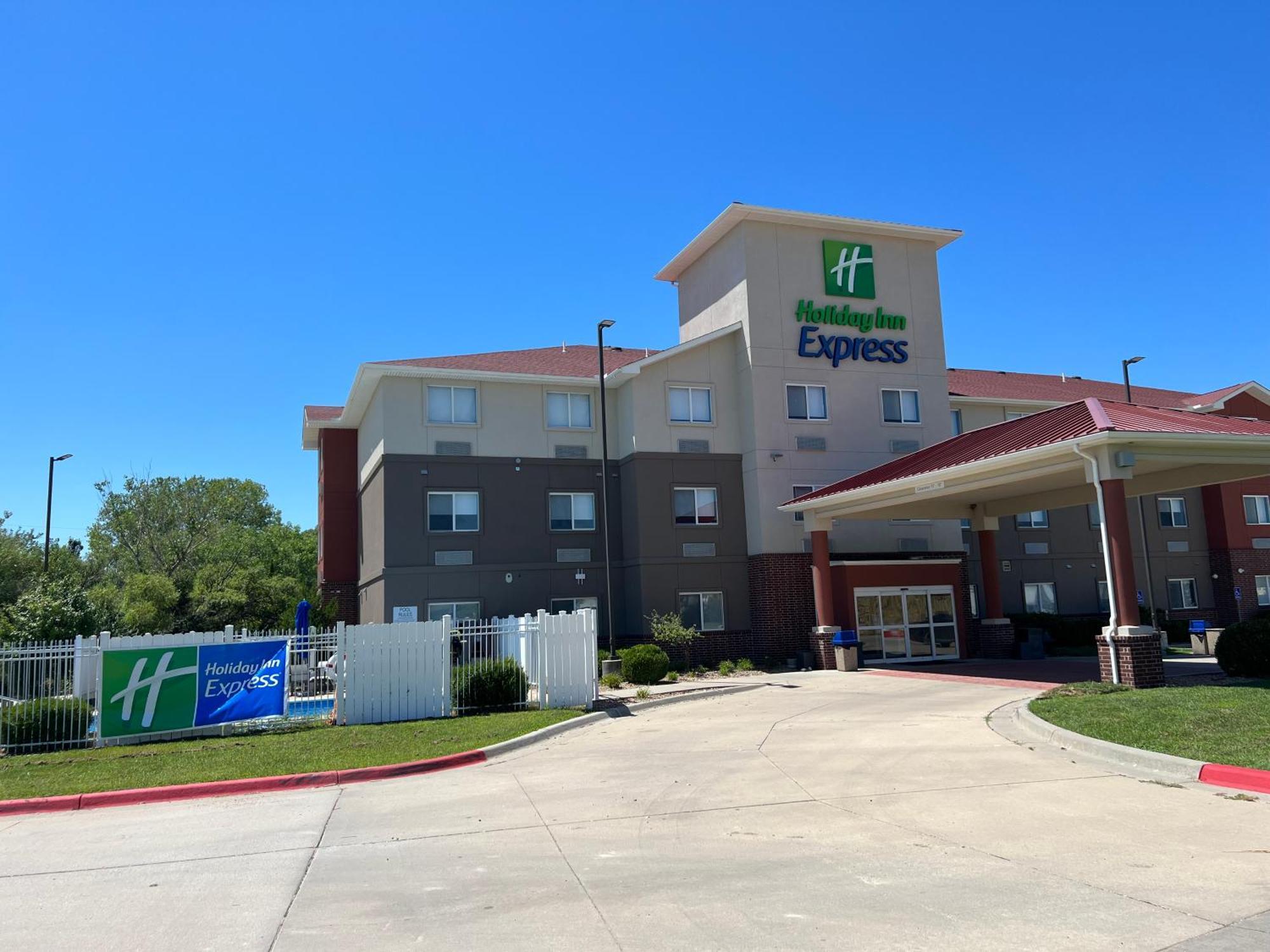 Holiday Inn Express - Wichita North - Park City By Ihg Bagian luar foto